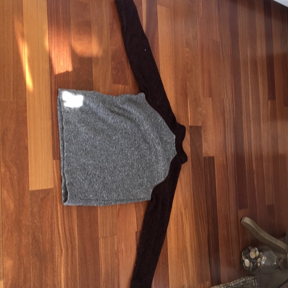 A sweatshirt - Picture 2 of 3